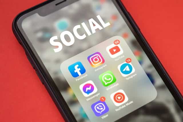Αναλαμβανω τα social media