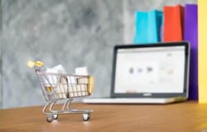 Επαγγελματίας ανοίγει eshop σε υπολογιστή για επιχείρηση